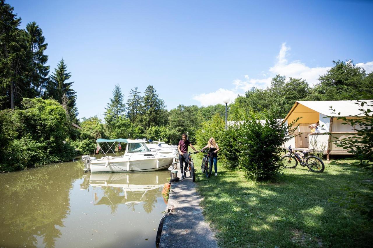 Отель Camping La Pinede Экссаневекс Экстерьер фото